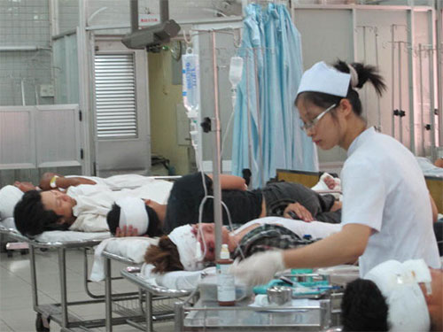 Xe cứu thương ủi xe đầu kéo, 3 người chết