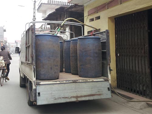 Tràn lan rượu độc