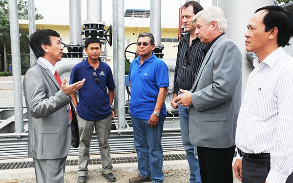 Ông David Dương trao đổi với các chuyên gia Mỹ và kỹ sư Việt Nam về việc chuẩn bị những công đoạn cuối cùng để sớm đưa
nhà máy phát điện đi vào hoạt động