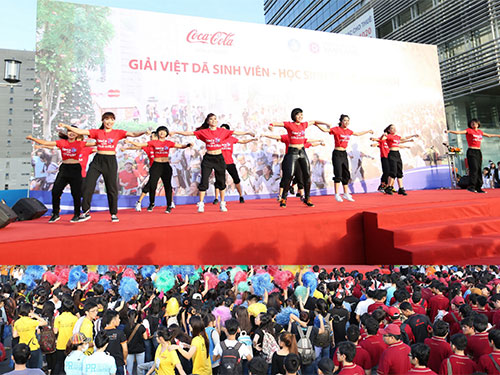 B&agrave;i nhảy Dance with Coca-Cola mở m&agrave;n Giải Việt d&atilde; 2013 đ&atilde; khuấy động kh&ocirc;ng kh&iacute; trước khi bạn trẻ tham gia chạy bộ