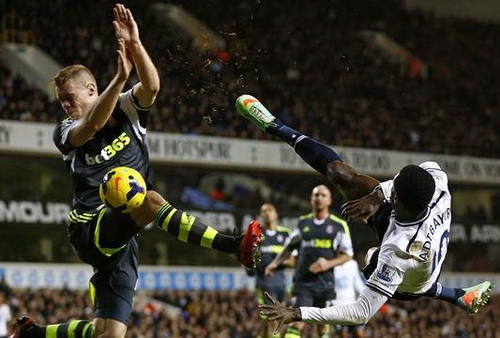 Adebayor sút bóng dẫn đến quả phạt 11m cho Tottenham