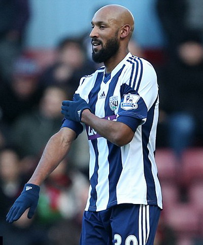 Anelka v&agrave; động t&aacute;c ch&agrave;o g&acirc;y sốc