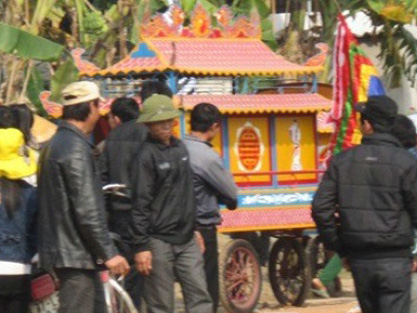Ngỏ lời yêu thương xong, rút dao đâm thủng tim bạn gái
