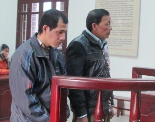 Chu Đ&igrave;nh Quang (b&ecirc;n tr&aacute;i), bị 16 năm t&ugrave; về h&agrave;nh vi đ&aacute;nh chết bố v&agrave; &ocirc;ng Chu Đ&igrave;nh Quy bị 24 th&aacute;ng t&ugrave; treo.