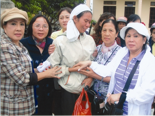 NSND Lệ Thủy hết lòng với đồng bào miền Trung