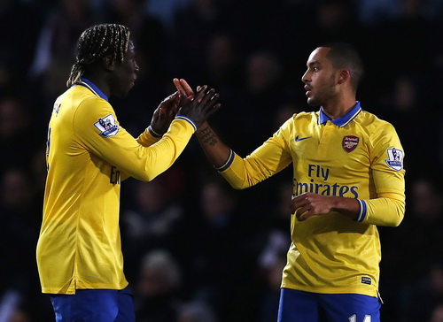 Walcott tỏa sáng với cú đúp, giúp Arsenal ngược dòng lên ngôi đầu