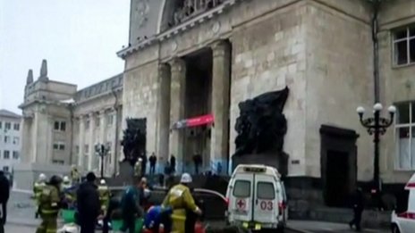 Lực lượng cứu hộ tại nhà ga bị đánh bom. Ảnh: BBC