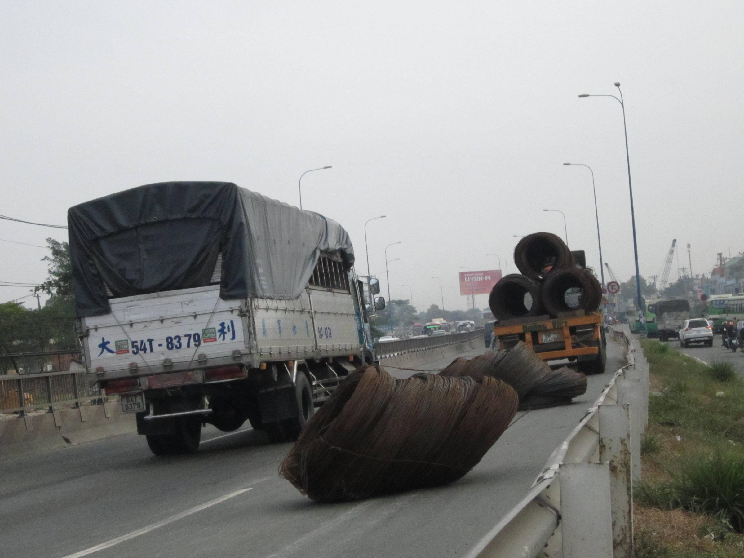Container đứt xích, hàng chục tấn thép xuống đường