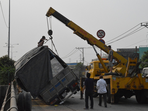 
	Xe cứu hộ k&eacute;o xe tải gặp nạn đi nơi kh&aacute;c
