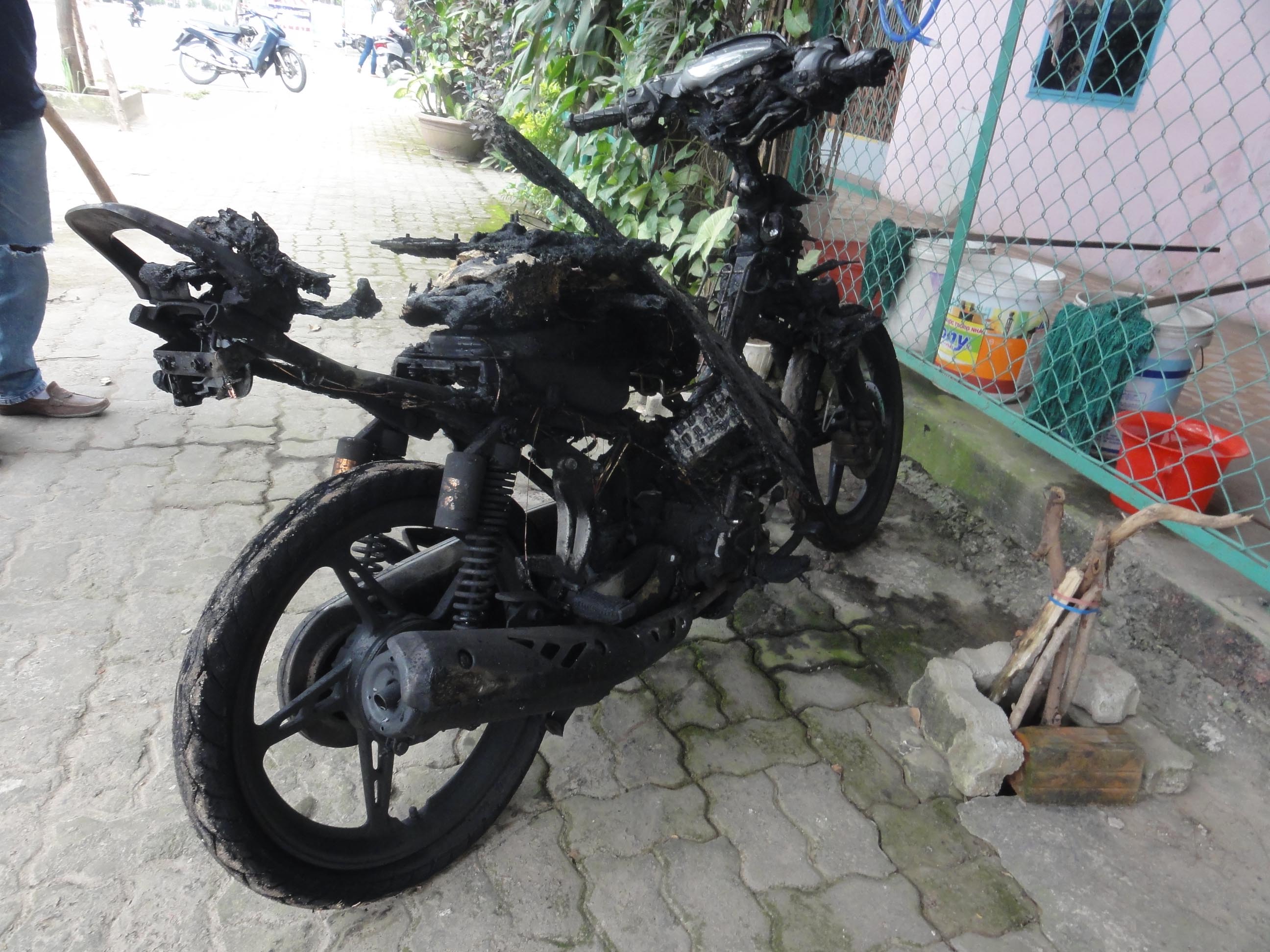 
	Sau khi bị ng&atilde;, chiếc xe m&aacute;y bỗng dưng bốc ch&aacute;y trơ khung
