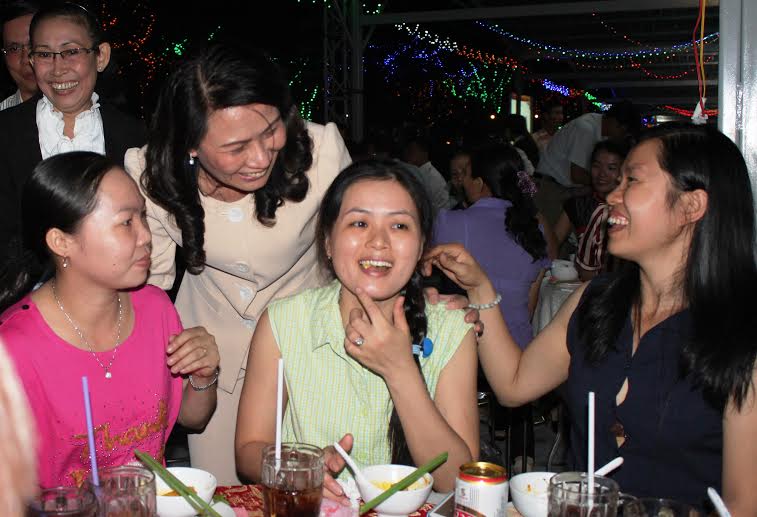 Bà Nguyễn Thị Thu, Chủ tịch LĐLĐ TP HCM (thứ hai từ trái sang) thăm hỏi công nhân Tổng công ty Việt Thắng