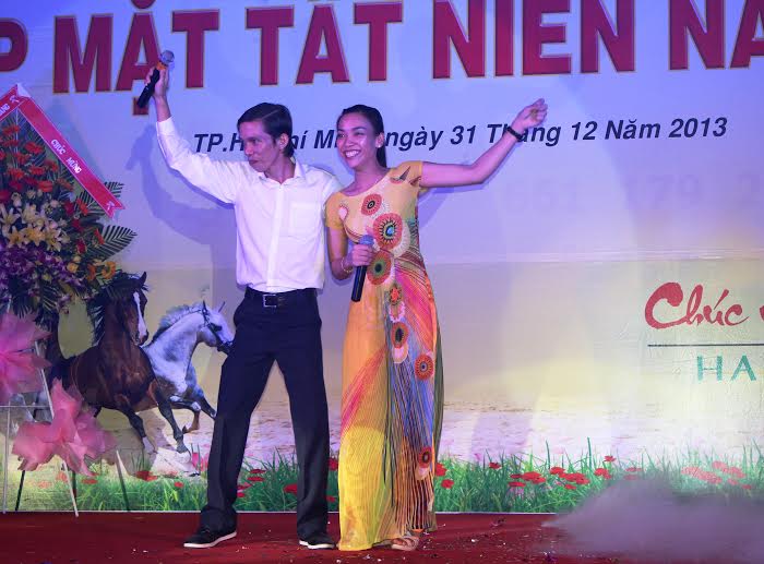 Một tiết mục cây nhà lá vườn của công nhân tại tiệc tất niên