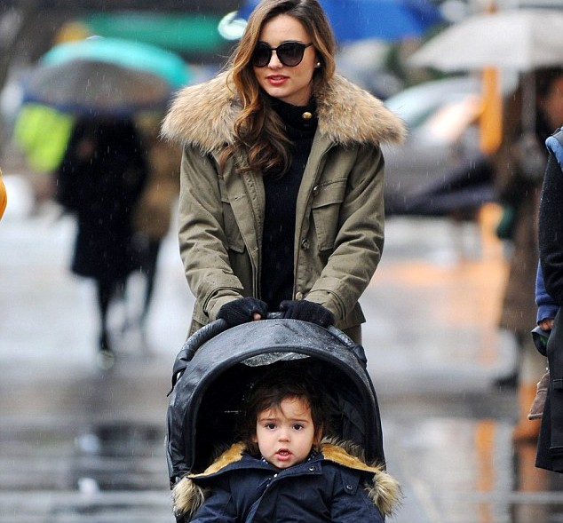 Miranda Kerr đội mưa “du hí” cùng con trai