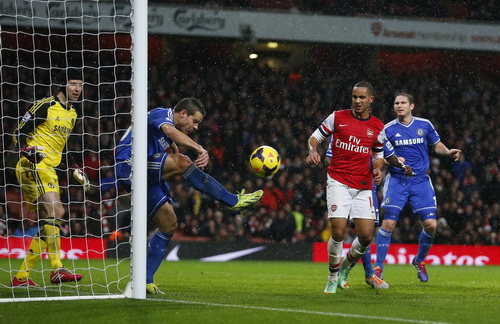 Hàng thủ Chelsea phá bóng trên vạch cầu môn, giữ nguyên mành lưới ở cuối trận