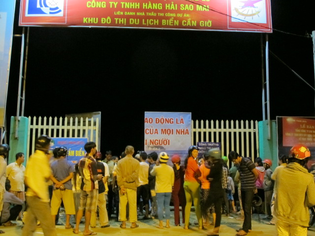 Rất nhiều người đang trông ngóng lực lượng cứu hộ tìm kiếm các học sinh mất tích