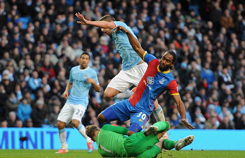 Pha bóng dẫn đến chấn thương của Joe Hart