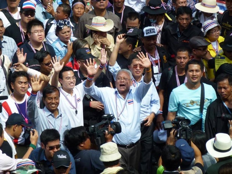 &Ocirc;ng Suthep tuy&ecirc;n bố kh&ocirc;ng đầu h&agrave;ng. Ảnh: MCOT