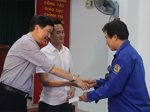 Thăm, tặng quà công nhân vượt khó