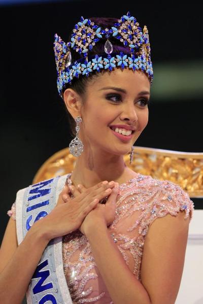 Megan Young rạng rỡ trong giây phút đăng quang Hoa hậu thế giới. Ảnh: AP