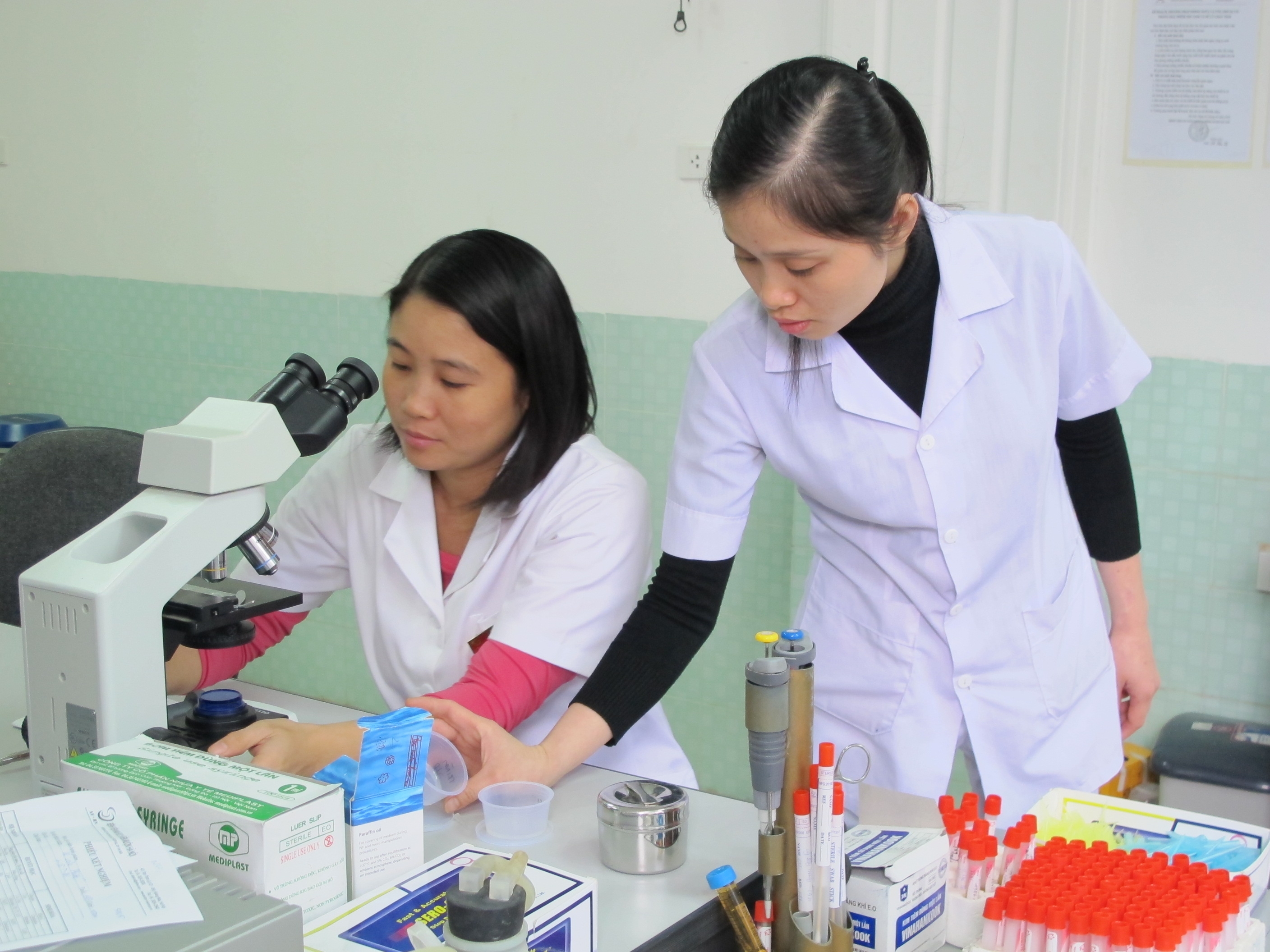 
	X&eacute;t nghiệm tinh tr&ugrave;ng tại Bệnh viện Nam học v&agrave; Hiếm muộn H&agrave;&nbsp; Nội