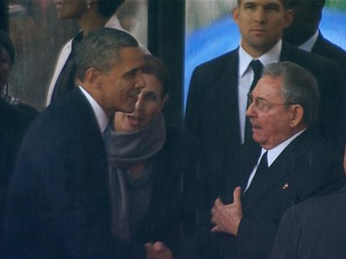 Cái bắt tay giữa Chủ tịch Cuba Raul Castro (phải)
và Tổng thống Mỹ Barack Obama hôm 10-12
Ảnh: Reuters
