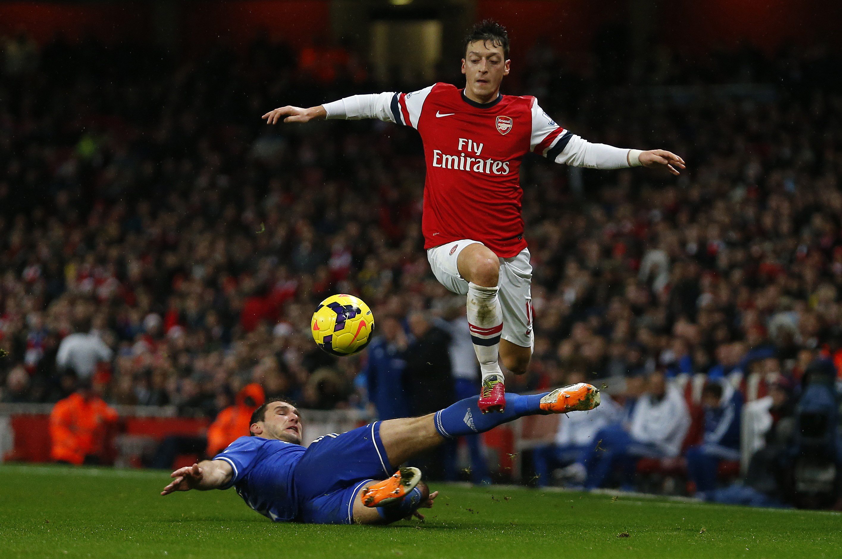 Vừa mất Ramsey, Arsenal vắng thêm Ozil