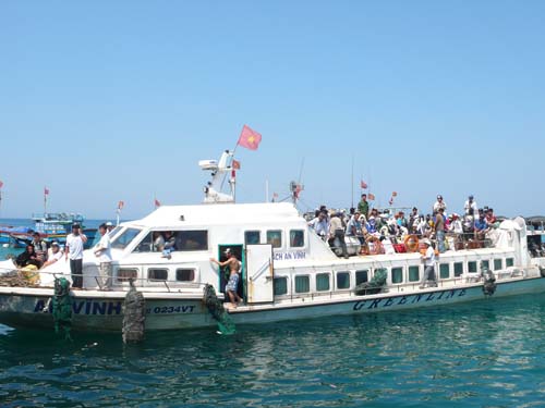 Tàu cao tốc An Vĩnh chở khách từ đảo Lý sơn vào đất liền.