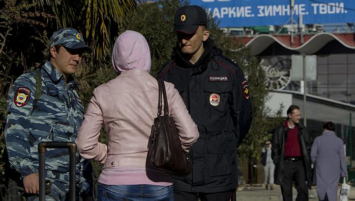 Cảnh sát Nga kiểm tra một khách tham quan Sochi hôm 30-12. Ảnh: Reuters