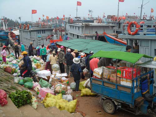 Hàng chục tấn hàng hóa được vận chuyển ra đảo để phục vụ người dân