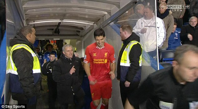 
	HLV Mourinho v&agrave; Suarez ra s&acirc;n sau giờ nghỉ giữa hiệp