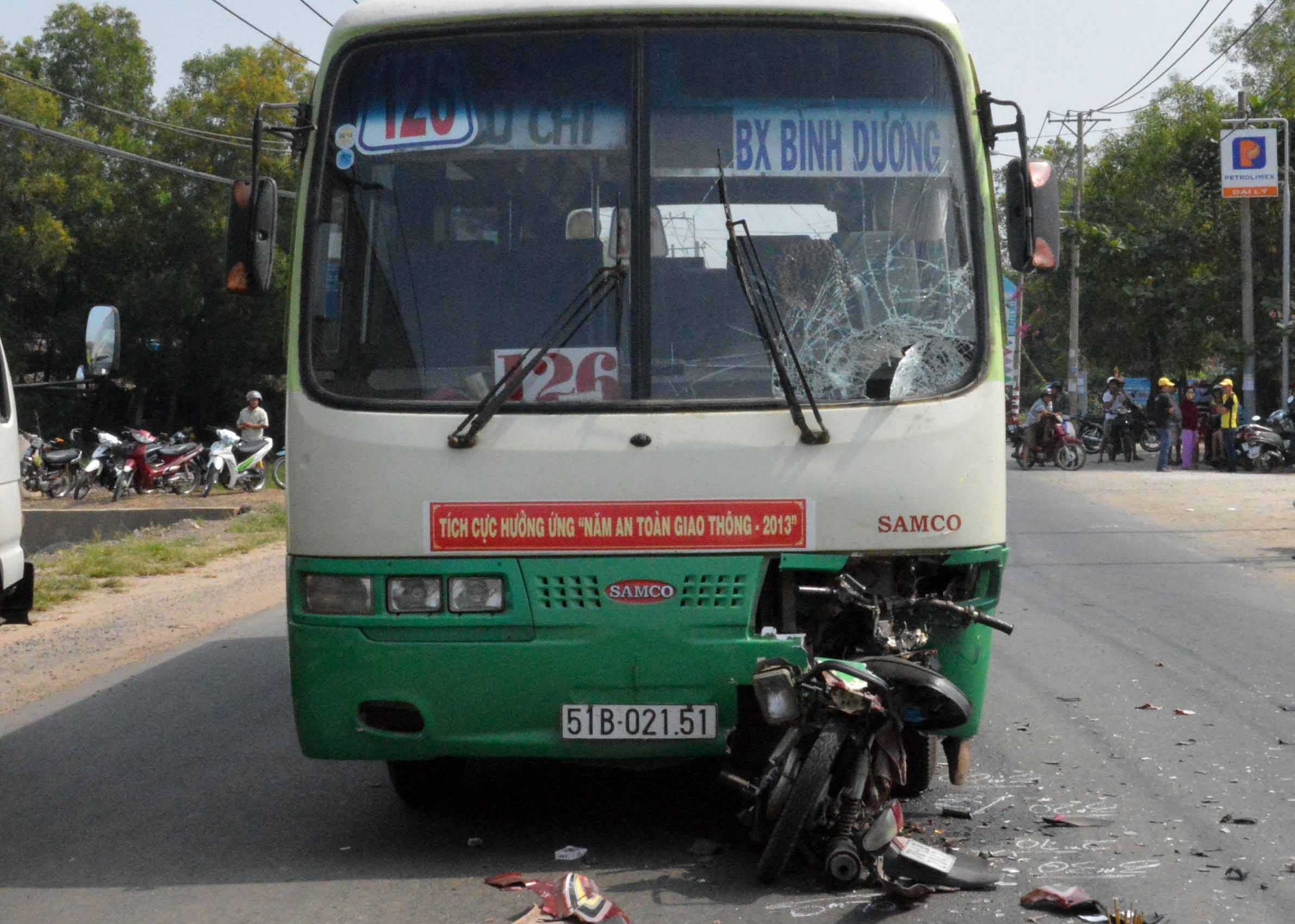 Xe máy "đấu đầu" xe buýt, hai người tử nạn