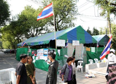 
	1 người biểu t&igrave;nh bị bắn chết b&ecirc;n ngo&agrave;i khu trại n&agrave;y. Ảnh: AP