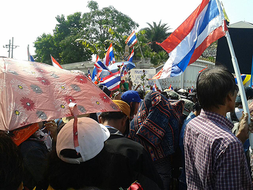 Đ&aacute;m đ&ocirc;ng người biểu t&igrave;nh v&acirc;y quanh dinh thự của Thủ tướng Yingluck Shinawatra s&aacute;ng 22-12
Ảnh: THE BANGKOK POST
