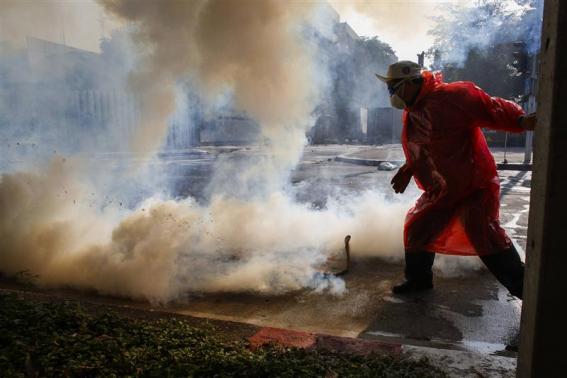 Mù mịt hơi cay ở sân vận động Thái - Nhật. Ảnh: REUTERS