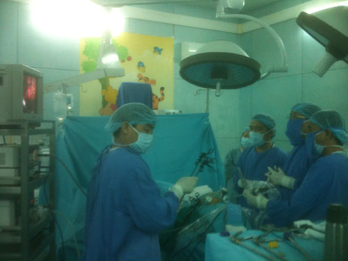 
	C&aacute;c b&aacute;c sĩ BV Nhi đồng 2 gh&eacute;p thận cho bệnh nhi. Ảnh: Ng. Thạnh - NLĐO