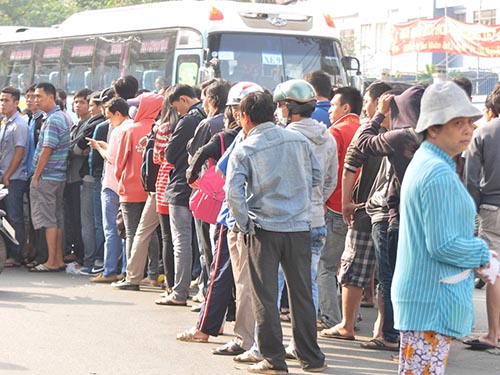 Xếp h&agrave;ng mua v&eacute; b&ecirc;n ngo&agrave;i s&acirc;n vận động Thống Nhất (TP HCM)
Ảnh: 
Quang Li&ecirc;m