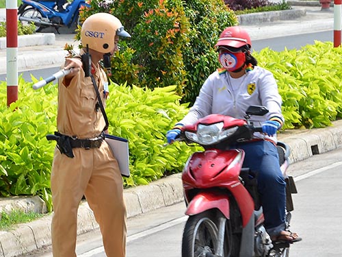 Lực lượng CSGT Công an TP HCM kiểm tra việc thực hiện các quy định về ATGT
Ảnh: Tấn Thạnh