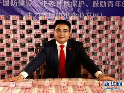 Đại gia Trung Quốc “tạo dáng” bên 16 tấn tiền