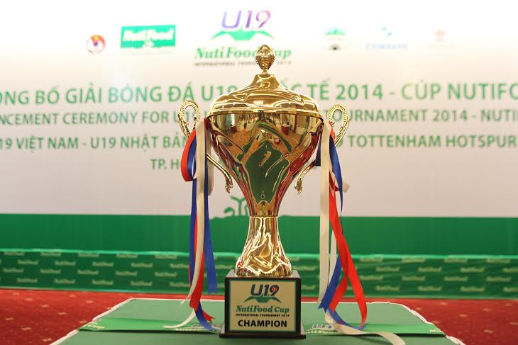 
	Chiếc c&uacute;p Giải U19 quốc tế Nutifood 2014