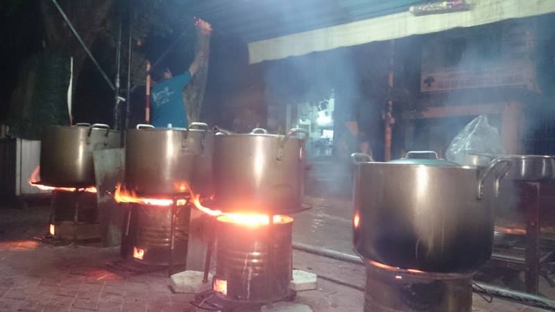 Từ 2 giờ s&aacute;ng c&aacute;c anh đ&atilde; dậy vo gạo nấu ch&aacute;o ở một g&oacute;c đường tại TP Quảng Ng&atilde;i   