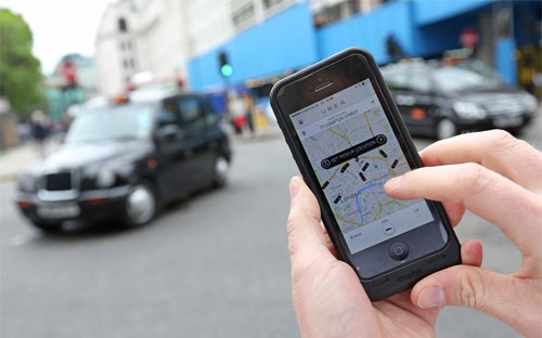 Uber l&agrave; một ứng dụng taxi được c&agrave;i đặt tr&ecirc;n điện thoại th&ocirc;ng minh (smartphone) - Ảnh: Bloomberg.