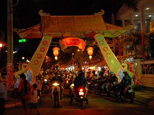 Chợ hoa Bạc Li&ecirc;u tấp nập người mua