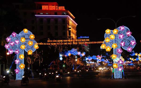 Đường đ&egrave;n nghệ thuật lung linh sắc m&agrave;u tr&ecirc;n đường H&ograve;a B&igrave;nh, TP Cần Thơ
