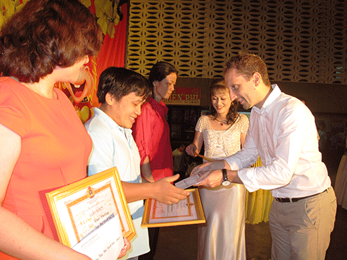 &Ocirc;ng Damien Hugues Marie Desurmont, Tổng Gi&aacute;m đốc C&ocirc;ng ty TNHH D.I Việt Nam, trao giấy khen cho c&aacute;c c&aacute; nh&acirc;n, tập thể xuất sắc