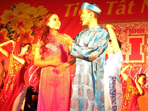 CN C&ocirc;ng ty TNHH D.I Việt Nam tham gia tr&igrave;nh diễn trong tiệc tất ni&ecirc;n