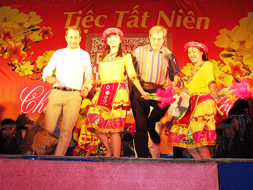 L&atilde;nh đạo C&ocirc;ng ty TNHH D.I Việt Nam nhiệt t&igrave;nh nhảy sạp c&ugrave;ng CN