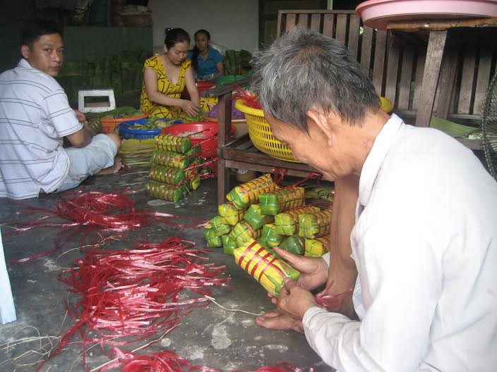 C&aacute;c th&agrave;nh vi&ecirc;n trong gia đ&igrave;nh d&igrave; Ch&iacute;n c&ugrave;ng nhau g&oacute;i b&aacute;nh, trong đ&oacute; những người đ&agrave;n &ocirc;ng mạnh tay sẽ đảm nhận kh&acirc;u cột đ&ograve;n b&aacute;nh