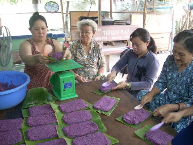 Phụ nữ kh&eacute;o tay sẽ đảm nhận kh&acirc;u g&oacute;i b&aacute;nh