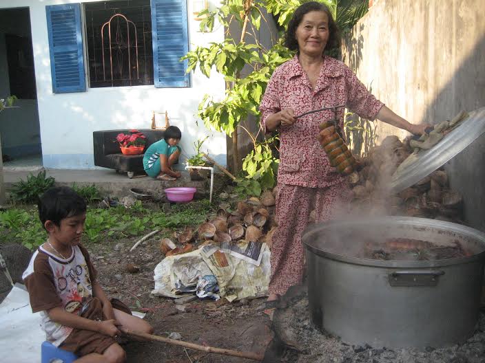 Sau khoảng 4 tiếng đồng hồ nấu, b&aacute;nh t&eacute;t sẽ được vớt ra