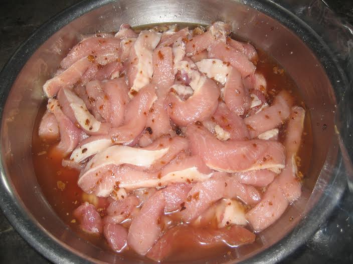 Thịt sườn cốt lết được cắt ra bằng ng&oacute;n tay c&aacute;i để l&agrave;m nh&acirc;n b&aacute;nh